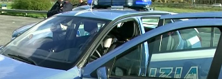 Pescara, scontro tra due auto e quattro veicoli in sosta
