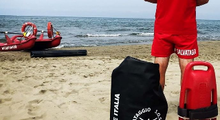 Pescara, bagnino salva uomo trascinato dalla corrente davanti a Les Paillottes