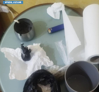 Scoperta centrale di spaccio in casa: arrestato un uomo nei pressi dell’Ospedale Civile