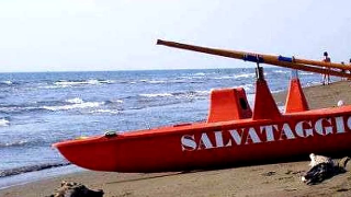Tre salvataggi in un solo giorno: l’allerta dei bagnini sale con il mare agitato