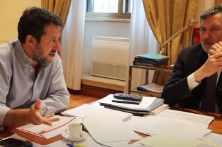 Battuta di Matteo Salvini sul vino abruzzese, scoppia la polemica