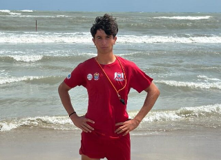Coraggioso salvataggio in mare: tre surfisti in difficoltà soccorsi a Pescara Sud