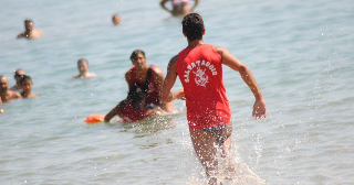 Tragedia sfiorata in mare a Montesilvano: madre rischia di annegare per salvare il figlio