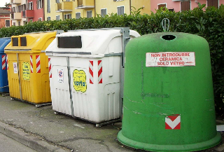 Rifiuti, scatta la diffida: 120 residenti e commercianti contro il "porta a porta" in centro