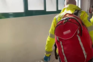 Trovato senza vita in casa, inutili i soccorsi: muore a 21 anni