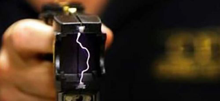 Muore in Questura dopo l’uso del taser