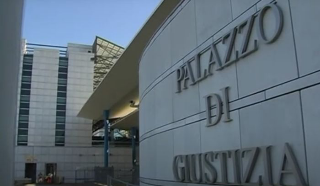 Pescara, sfregiata dall’amico conosciuto in chat e poi suicida: lui condannato a 5 anni
