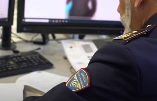Ricatto in chat: minacciano di diffondere video intimo, arrestati tre responsabili