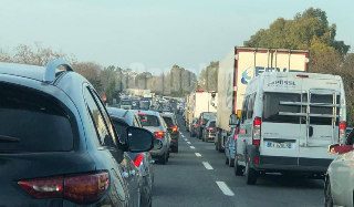 Pescara, disagi sull’autostrada: auto bloccate da sei ore a causa di un camion in fiamme