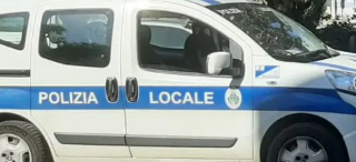 Montesilvano, auto della Polizia Locale in fiamme: sfiorata la tragedia
